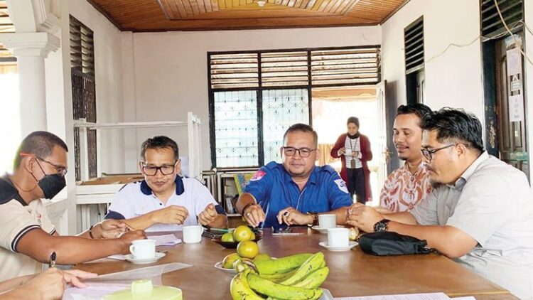 KETERANGAN PERS— Pengurus Persatuan Insinyur Indonesia (PII) Wilayah Sumbar, SC, hingga Ketua Panitia Muswil ke-6 PII Sumbar saat jumpa pers di Padang, Kamis (2/12).