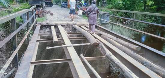 Jembatan yang menghubungkan pemukiman penduduk dengan areal pertanian, di Kampung Serdang, Nagari Tapan Kecamatan Basa Ampek Balai Tapan, Kabupaten Pesisir Selatan, rusak berat.