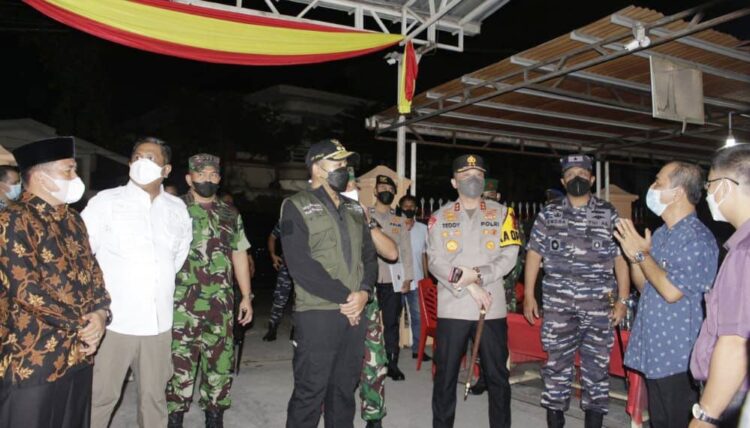 Kapolda Sebut Misa Natal di Sumbar Aman 1 PENINJAUAN— Wagub Sumbar Audy Joinaldy bersama Kapolda Sumbar Irjen Pol Teddy Minahasa Putra, meninjau pelaksanaan Misa Natal di sejumlah gereja di Kota Padang, Jumat (24/12) malam.