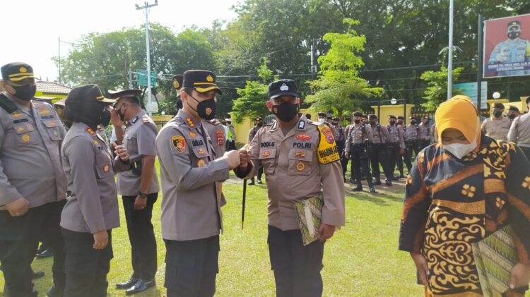 Bhabinkamtibmas dan 2 Warga Diganjar Penghargaan, Kapolresta: Gebyar Vaksin Sukses di Padang 1 PENGHARGAAN— Kapolresta Padang Kombes Pol Imran Amir menyerahkan penghargaan kepada Bhabinkamtibmas Kelurahan Lubuk Minturun Bripka Dodi Gusman yang dinilai sukses mengajak warga dalam kegiatan gebyar vaksin di wilayah hukum Koto Tangah, Senin (6/12).