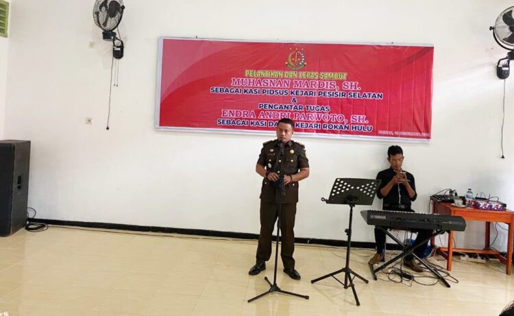 SAMBUTAN—Kasi Pidana Khusus (Kasi pidsus) Kejari Pessel Muhasnan Mardis saat berikan sambutan.