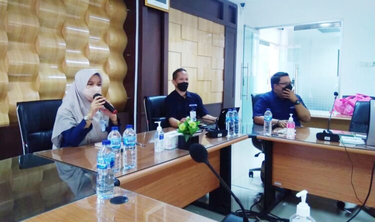 MEDIA WORKSHOP— Kepala BPJS Kesehatan Cabang Padang, Yessy Rahimi saat kegiatan Media Workshop yang mengusung tema “Optimalisasi Layanan Non Tatap Muka”, Kamis (9/12) di kantor BPJS Kesehatan Cabang Padang.