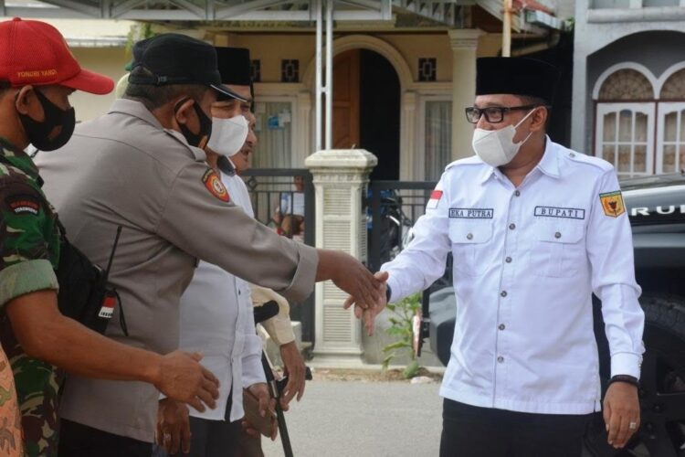 Santuni Anak Yatim dan Keluarga Miskin, Eka Putra: Tindakan Mulia Dibalas Allah SWT 1 SAMBUT— Bupati Tanahdatar Eka Putra bersalaman saat memasuki lokasi khitanan.