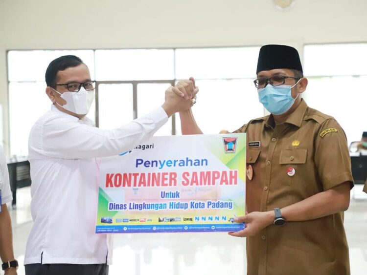 SERAHKAN BANTUAN — Wako Hendri Septa menerima bantuan kontainer sampah secara simbolis yang diserahkan Pimpinan Bank Nagari Cabang Pasar Raya Padang Syafrizal CH, di Gedung Bagindo Aziz Chan, Balaikota Padang, Aia Pacah, Selasa (28/12).