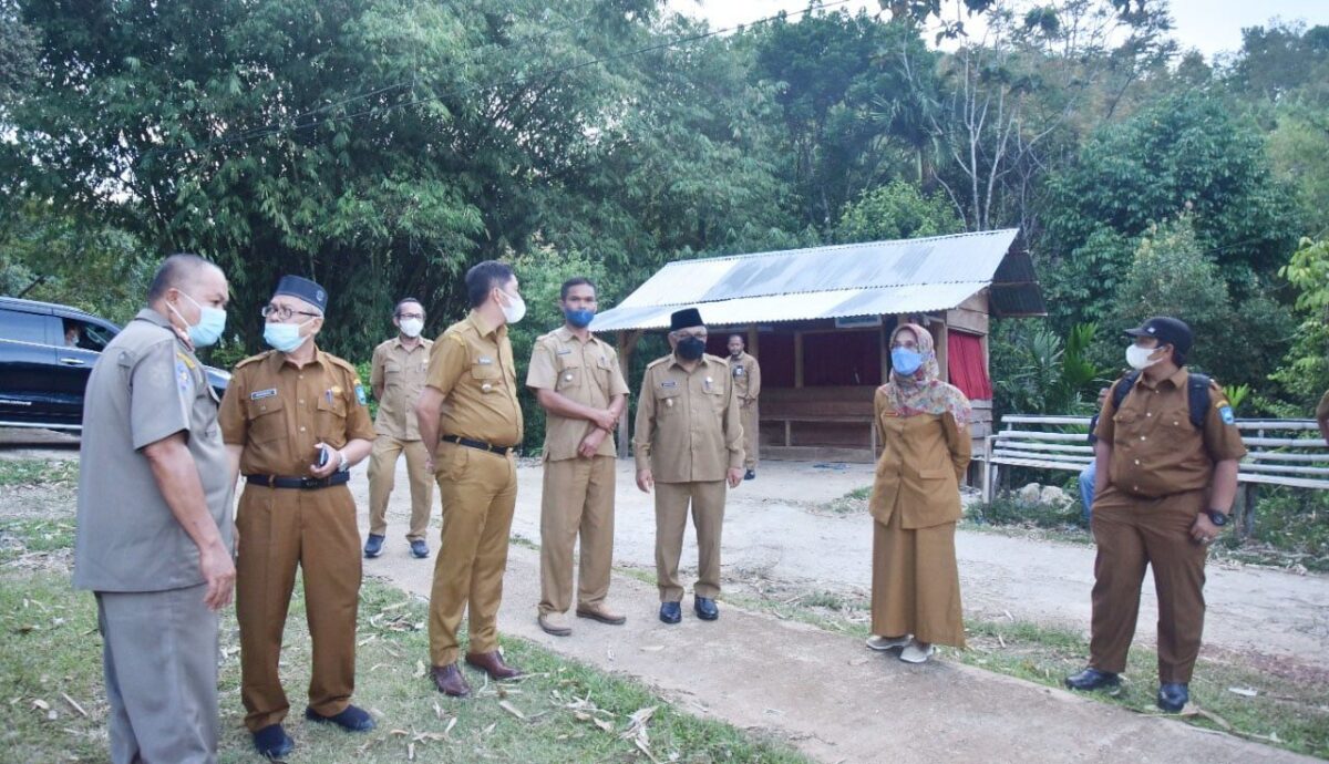 kunjungi lokasi pengaspalan jalan