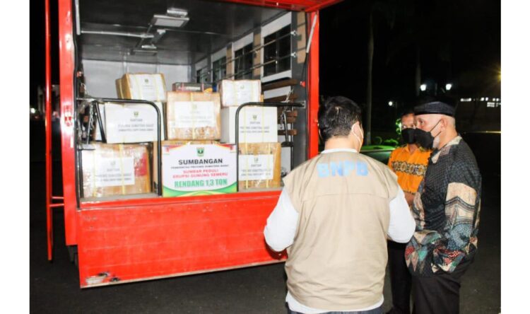Untuk Masyarakat Lumajang Terdampak Letusan Semeru, Gubernur Lepas 1,5 Ton Rendang 1 RENDANG UNTUK KORBAN ERUPSI— Jelang keberangkatan, Gubernur Sumbar Mahyeldi cek dan melepas bantuan 1,5 ton rendang didampingi Plt Kalaksa BPBD Sumbar Mulyadi.