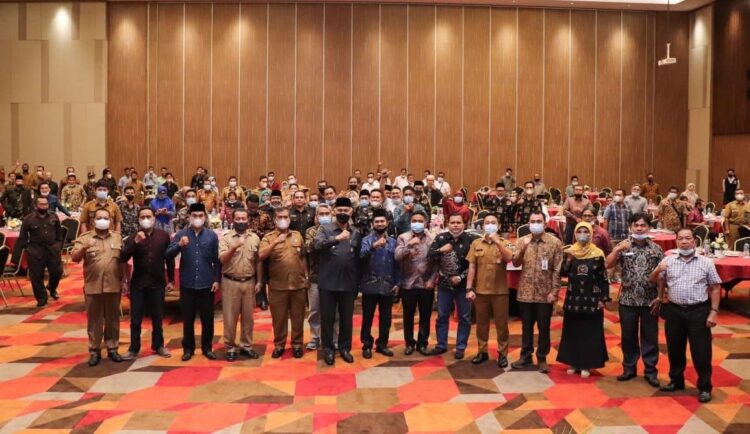 Pengawasan untuk Membangun Nagari, Bamus se-Sumbar Samakan Persepsi 1 FOTO BERSAMA—Anggota Badan Permusyawarahan Desa (Bamus) se-Sumatera Barat foto bersama dengan Gubernur Sumbar Mahyeldi usai acara pertemuan.