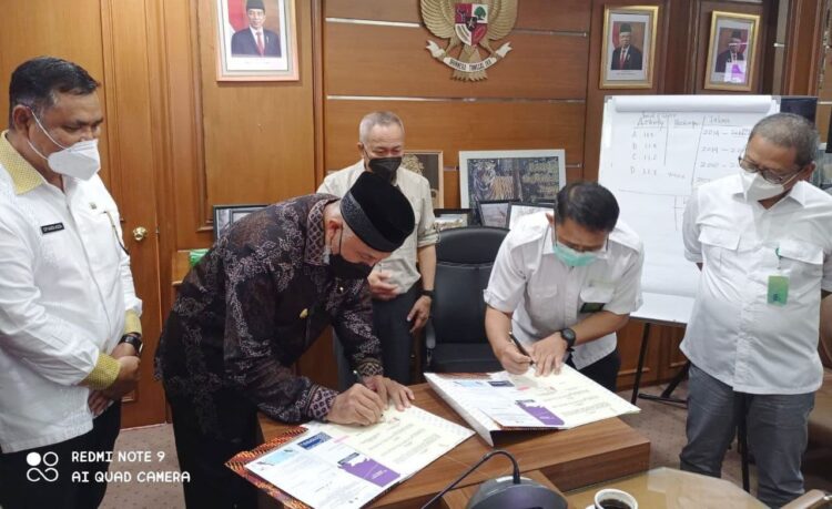 Lewati Kawasan Hutan Konservasi Suaka Margasatwa, Akses Jalan Alahan Panjang-Pasar Baru bakal Dibangun 1 TANDA TANGAN— Direktur Jenderal Konservasi Sumberdaya Alam dan Ekosistem Ir. Wiratno, MS menandatangani Naskah Kerjasama dengan Gubernur Sumatera Barat Mahyeldi.