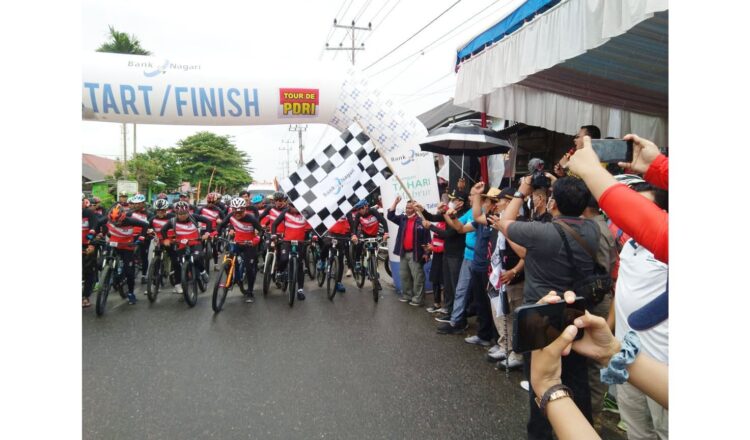 DILEPAS— Pelepasan peserta Tour de PDRI mengikuti Etape 6 yang dilepas Bupati Limapuluh Kota Safaruddin Dt Bandaro Rajo Nagari Limbanang Kacamatan Suliki, menuju Nagari Koto Tinggi, Gunung Omeh, Kabupaten Limapuluh Kota, Sabtu (18/12).