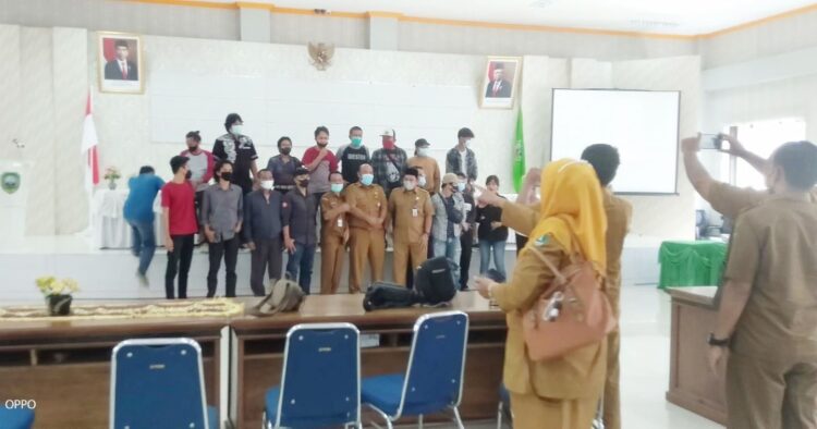 MENERIMA—Kepala Diskominfo Kabupaten Pasaman, W Hutabarat (tengah) bersama Kepala Bappeda Kabupaten Pasaman Chiruddin Batubara berikan arahan di depan rombongan Bimtek Jurnalis Diskominfotik Sumbar, Senin (6/12) di Kantor Bupati Pasaman.
