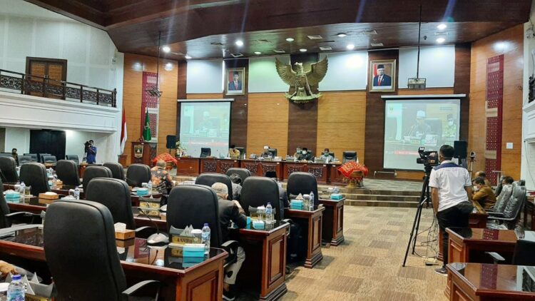 DPRD Sumbar Paripurna Tutup Masa Sidang Tahun 2021 1 DPRD Provinsi Sumatera menggelar rapat sidang paripurna Penyampaian Laporan Reses Anggota Masa Persidangan Pertama Tahun 2021, Penutupan Masa Persidangan Tahun 2021 dan Pembukaan Persidangan Kedua Tahun 2021/2022.