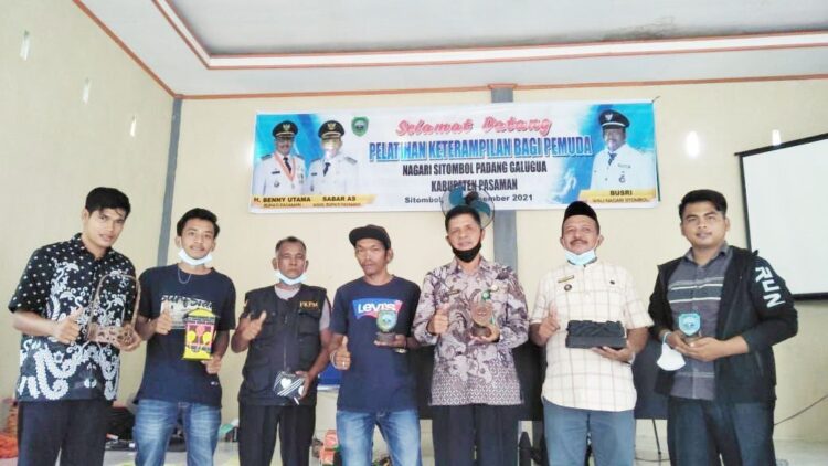 FOTO BERSAMA—Sebelum pelatihan, para peserta foto bersama.