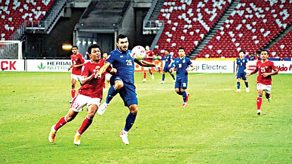 pemain timnas indonesia dedik setiawan kiri berduel dengan v qskw