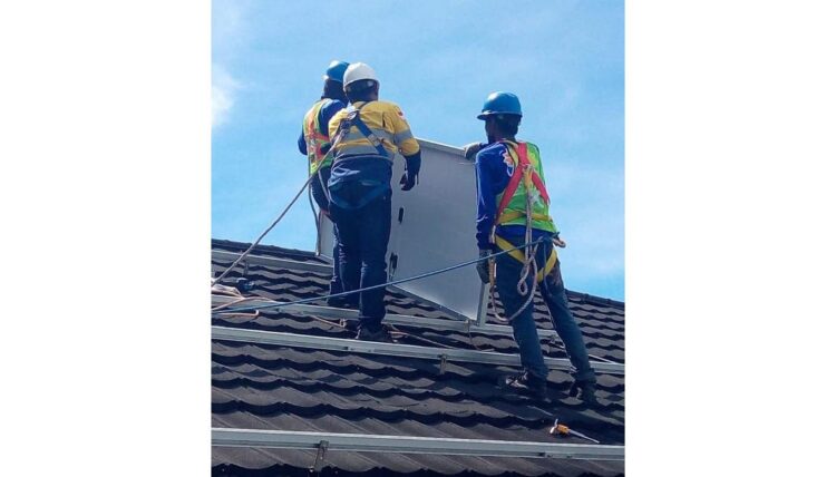 Dorong Efisiensi Energi dan Pemanfaatan Energi Terbarukan, PT Semen Padang Bangun PLTS di Pabrik Kantong 1 PEMASANGAN PANEL SURYA— Sejumlah pekerja memasang panel surya Solar Cell di atas atap Pabrik Kantong PT Semen Padang di Bukit Putus, Kelurahan Pampangan Nan XX, Kecamatan Lubeg, Kota Padang.