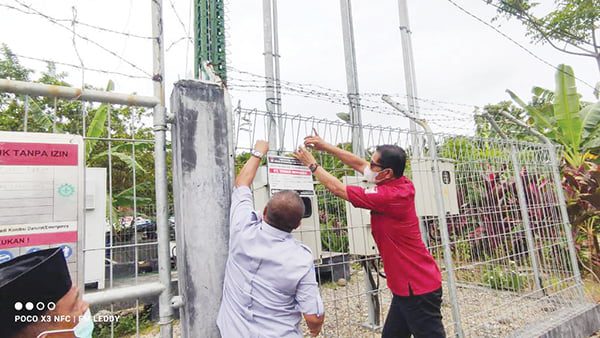 REGISTER MENARA TELEKOMUNIKASI— Kepala Diskominfo Padang, Rudy Rinaldy memasang tanda register di tiap menara telekomunikasi di kawasan Kubu Marapalam, Kecamatan Padang Timur, Selasa (21/12).