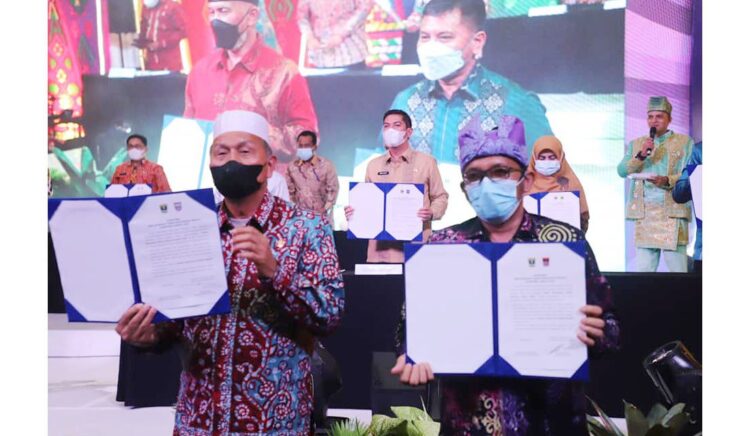 KOMITMEN SUMBAR BERSIH— Wali Kota Padang Hendri Septa saat melakukan penandatangan komitmen Sumbar Bersih dan Sumbar Ramah bersama bupati/wali kota se-Sumatera Barat dan penandatangan Road Maps ETPD, di Aula Anggun Nan Tongga Kantor Perwakilan BI Sumbar.