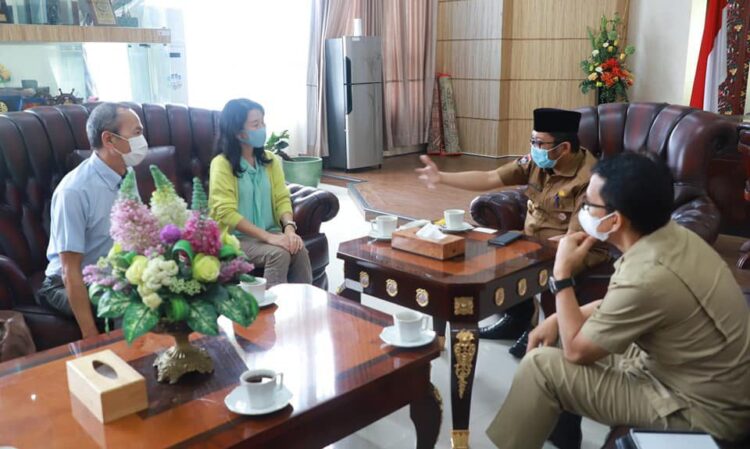 PENELITI JEPANG— Wako Hendri Septa berbincang dengan dua peneliti dari Jepang, membicarakan pengelolaan sampah melalui Bank Sampah, Selasa (30/11) di Balaikota Aiepacah.