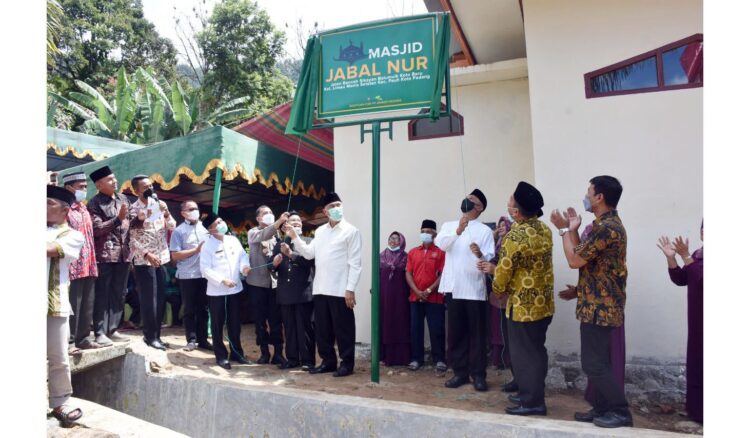 PERESMIAN— Gubernur Sumbar Mahyeldi Ansharullah bersama Plt Dirut PT Semen Padang Asri Mukhtar, membuka selubung tanda diresmikannya Masjid Jabal Nur, Jalan Bancah Sikayan Balumuik Koto Baru, Kelurahan Limau Manis Selatan, Kecamatan Pauh, Jumat (24/12).