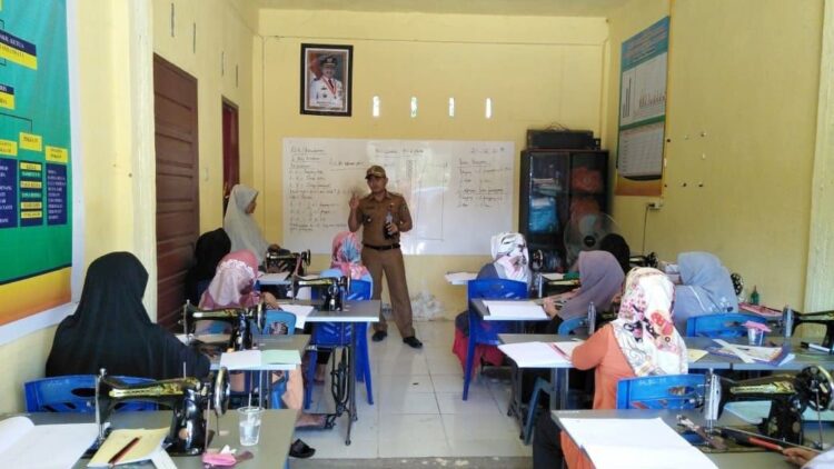 TINJAU—Walinagari Lubuk Layang Muhammad Uldi saat meninjau kegiatan pelatihan menjahit di Nagari itu.