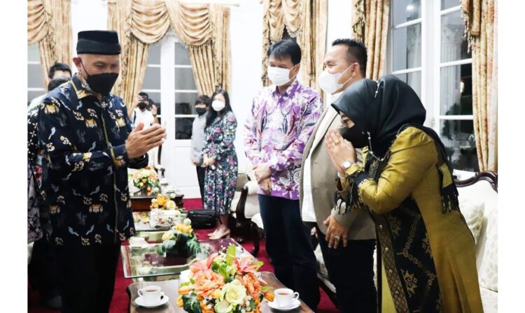 KUNJUNGAN— Gubernur Sumbar Mahyledi saat menerima Putri Wakil Presiden RI Dr. Hj. Siti Ma’rifah Ma’ruf Amin, M.M. M.H, Kamis (2/12) malam.