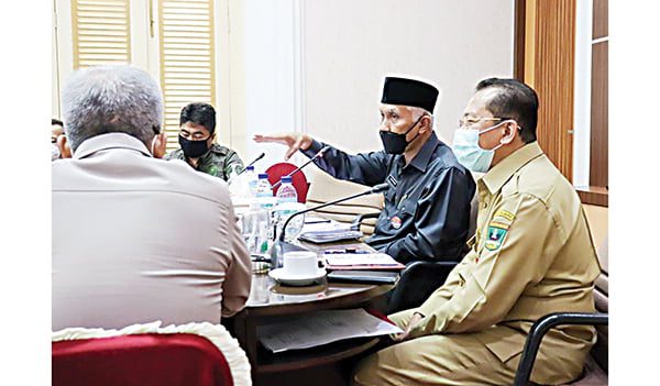 Kerukunan Umat Beragama Jelang Nataru, Sumbar Jadi Percontohan Nasional 1 PIMPIN—Rapat koordinasi persiapan liburan Nataru ini dipimpin secara langsung oleh Gubernur Sumatera Barat, Buya Mahyeldi.