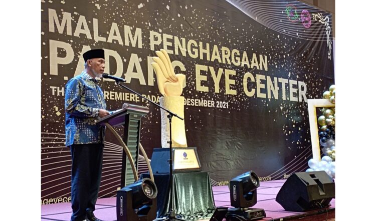 Malam Penghargaan Padang Eye Center, Inovasi Perusahaan Kunci Hadapi Pandemi 1 SAMBUTAN— Gubernur Sumatera Barat, Mahyeldi Ansharullah memberikan sambutaan saat menghadiri malam penghargaan Padang Eye Center di ZHM Premiere Hotel, Minggu (5/12).