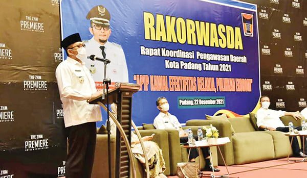SAMBUTAN— Wali Kota Padang Hendri Septa memberikan sambutan saat kegiatan Rapat Koordinasi Pengawasan Daerah (Rakorwasda) Tahun 2021 di lingkungan Pemko Padang, Rabu (22/12).