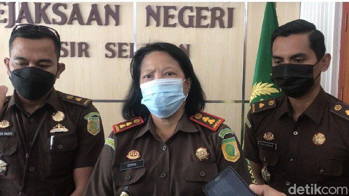 sejumlah warga pesisir selatan mendatangi kejari pesisir selatan mengantarkan petisi berisi dukungan kepada bupati rusma yul a 169