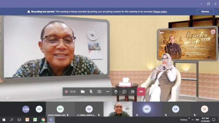 LEADER CAFE— Komisaris Utama PT Semen Padang Muhammad Agus Samsuddin (kiri) ketika tampil pada acara Leader Cafe PT Semen Padang dengan Host, Andahayani Joseph (kanan), Senin (20/12).