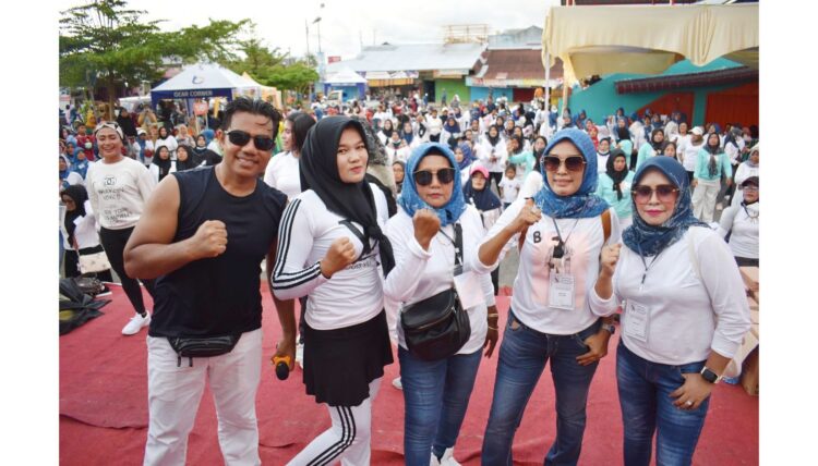 SENAM BERSAMA — Pengurus Mampasna Ketua Reni Devita, Sekretaris Marleni Zulfitri, Bendahara Mulliani bersama Instruktur Senam dan Peserta Senam Ceria, Minggu (12/12) di pelataran parkir Pasar Nanggalo, Siteba.