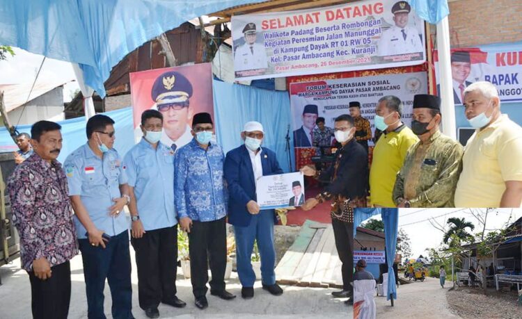 SERAH TERIMA—  Wali Kota Padang Hendri Septa melakukan serah terima pembangunan jalan lingkar di daerah Kampung Dayak RT 01 RW 05, Kelurahan Pasar Ambacang, Kecamatan Kuranji yang tuntas pengerjaannya, Minggu (26/12).