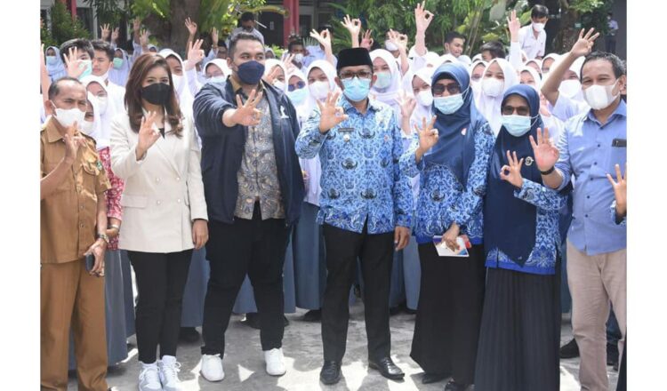 BERSAMA SISWA— Wako Padang Hendri Septa berfoto dengan para siswa SMA 3 dan majelis guru usai diskusi bertema semangat menjadi pengusaha di Lapangan Upacara SMA 3 Padang, Senin (29/11).