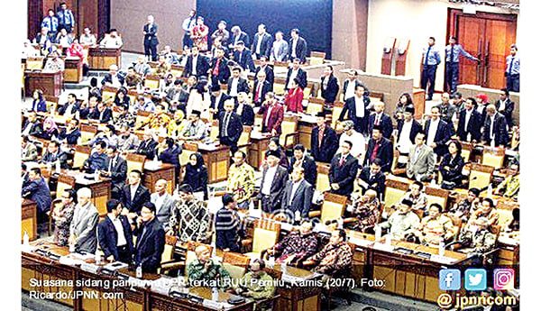 Hari Ini, Organisasi Pekerja Rumah Tangga Bakal Serbu DPR 1 HARI INI—Rencana hari ini Selasa (14/12) gedung DPR RI di seruduk organisasi rumah tangga. Terlihat suasana sudang di DPR RI.