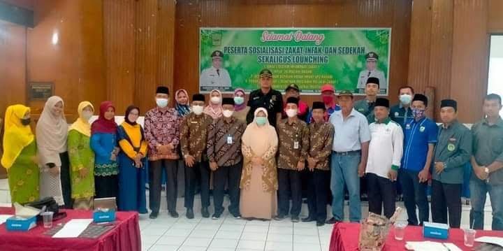 FOTO BERSAMA—Bupati Padangpariaman Suhatri Bur usai acara foto bersama.