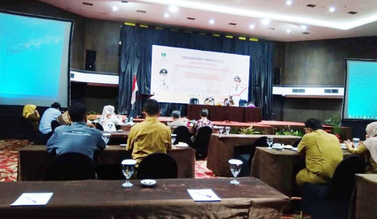 KEGIATAN— Kepala Dinas Pariwisata Provinsi Sumbar, Novrial, saat kegiatan Usulan Event Daerah 2022 dan Temu Ramah Menjelang Penutupan Tahun 2021, Senin (27/12) di Padang.