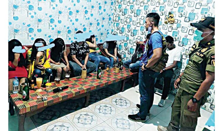 DIRAZIA— Tim Satpol PP Pessel mengamankan tujuh wanita pemandu di tempat hiburan karaoke tertutup di Batu Kalang, Kecamatan Koto XI Tarusan.