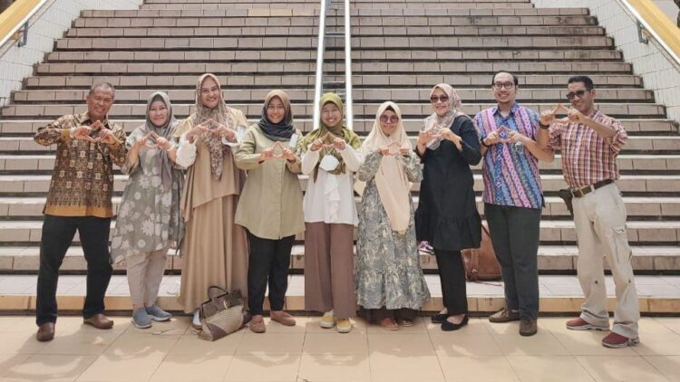 BERSAMA— Ketua Aspikom Sumbar Periode 2022-2025, Dr. Sarmiati, M.Si bersama Pengurus foto bersama.