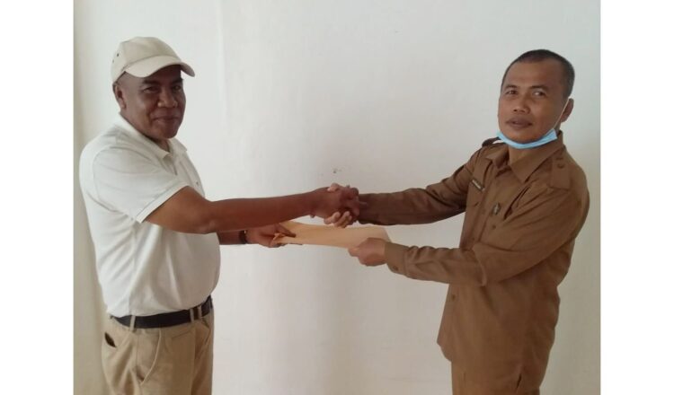 SERAHKAN BERKAS— Toni Mardianto serahkan berkas.