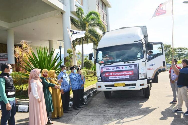 PELEPASAN TRUK— Wali Kota Hendri Septa melepas truk kemanusiaan Aksi Cepat Tanggap (ACT) Sumbar yang berisi bantuan pangan dan logistik dari Ranah Minang untuk kebutuhan pengungsi Semeru di Kantor Balai Kota Padang, Aie Pacah, Senin (27/12).