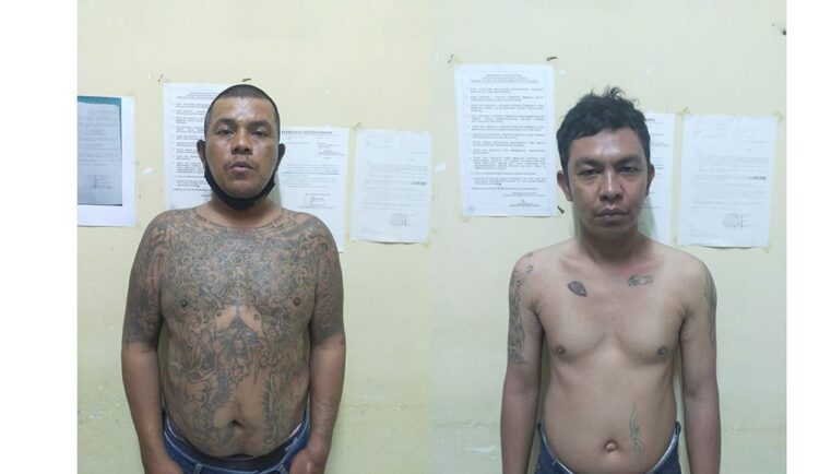 PELAKU PENGANIAYAAN— Dua pelaku bernama Adek Putra (32) dan Edi Endrianto alias Edi (42) ditangkap jajaran Polsek Koto Tangah atas kasus penganiayaan di Pasar Lubuk Buaya.