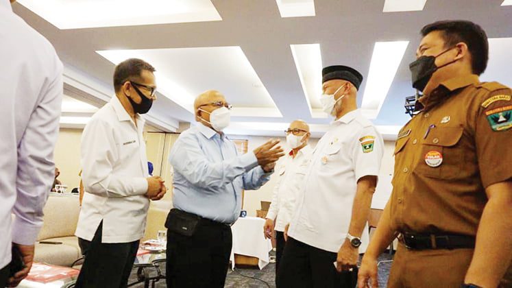 SOSIALISASI OSS-RBA— Gubernur Sumbar Mahyeldi berdialog usai acara Sosialisasi Online Single Submission Risked Based Approach (OSS-RBA) dan Pengisian Laporan Kegiatan Penanaman Modal (LKPM) Online, di Hotel Axana, Selasa (30/11).