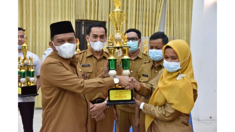 SERAHKAN PIALA— Wabup Padangpapariaman Rahmang  serahkan hadiah dan piala kepada pemenang.