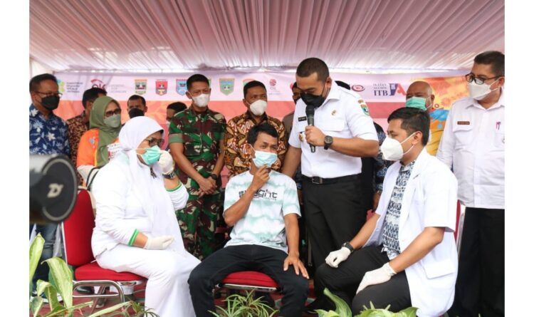SAKSIKAN— Wakil Gubernur Sumatera Barat Audy Joinaldy  turun langsung menyaksikan kegiatan vaksinasi di Padangpariaman.