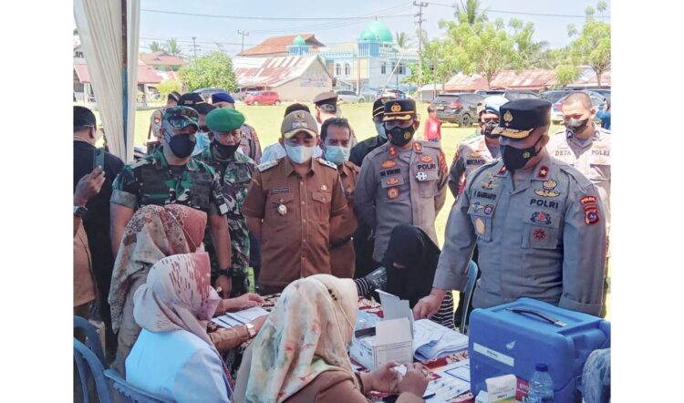 KUNJUNGI GERAI VAKSIN— Wakapolda Sumbar Brigjen Pol Edi Mardianto, S.Ik, M.Si  saat mengunjungi gerai vaksinasi di Kecamatan Sutera, Kabupaten Pessel.