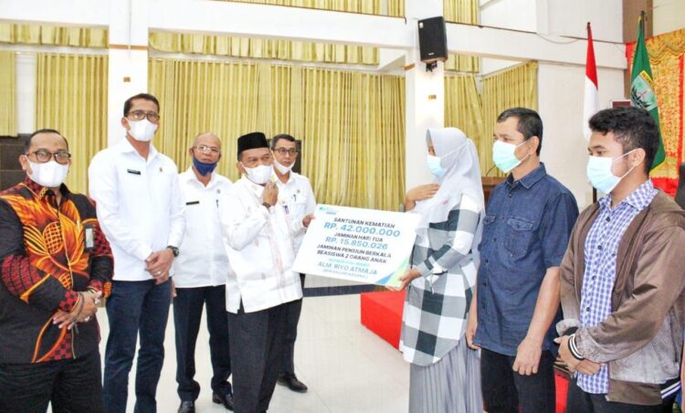 Sosialisasikan Implementasi Jaminan Ketenagakerjaan di Padangpariaman 1 SOSIALISASI— Wakil Bupati Padangpariaman Rahmang, membuka sosialisasi implementasi pelaksanaan program jaminan sosial ketenagakerjaan.