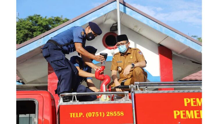 TEST DRIVE—Wako Padang Hendri Septa melakukan test drive mobil Damkar yang baru dan dilanjutkan dengan peninjauan sarana dan prasarana mobil Damkar Kota Padang, Senin (27/12).