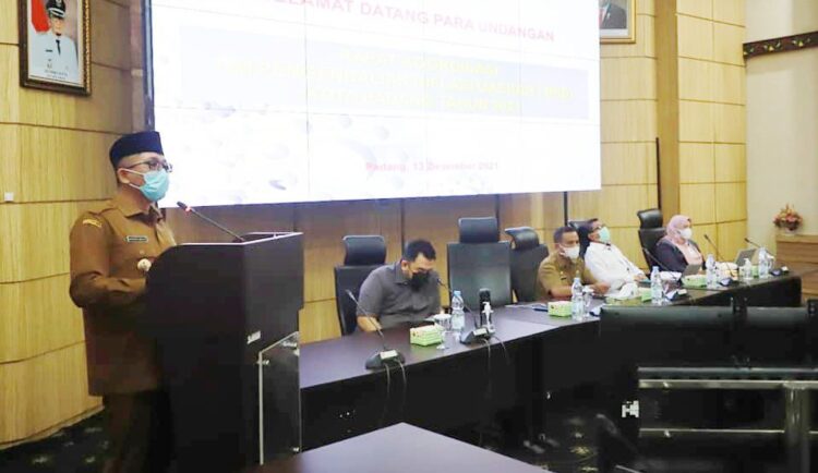 TPID Kota Padang menggelar rakor membahas langkah antisipasi harga kebutuhan pokok jelang Natal dan Tahun Baru (Nataru) di Aula Abu Bakar Ja’ar, Balaikota Padang, Aie Pacah, Senin (13/12).