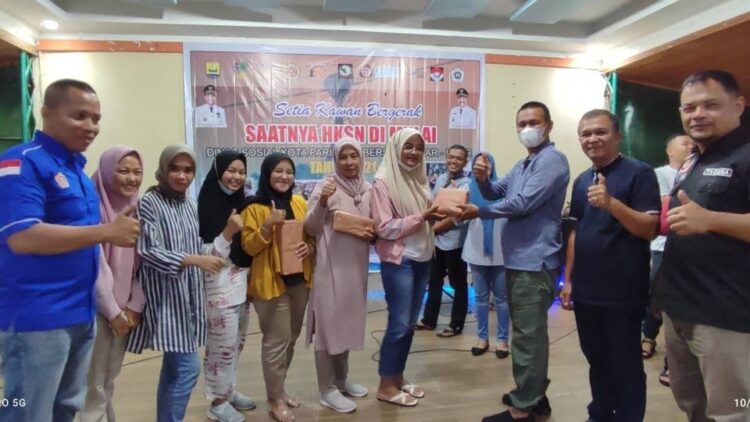 SERAHKAN BINGKISAN— Wako Pariaman H Genius Umar serahkan bingkisan.