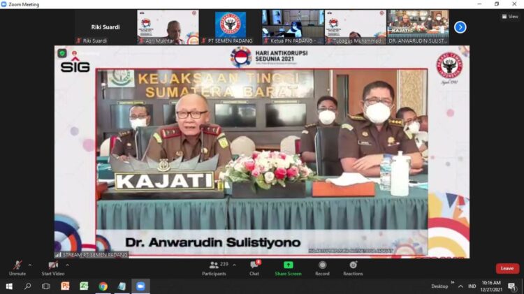 Hari Anti Korupsi Sedunia, PT Semen Padang Gelar Webinar SMAP 1 WEBINAR SMAP— Kajati Sumbar Dr. Anwarudin Sulistiyono dan jajarannya mengikuti webinar SMAP yang digelar PT Semen Padang untuk memperingati Hari Anti Korupsi Sedunia, Senin (27/12).