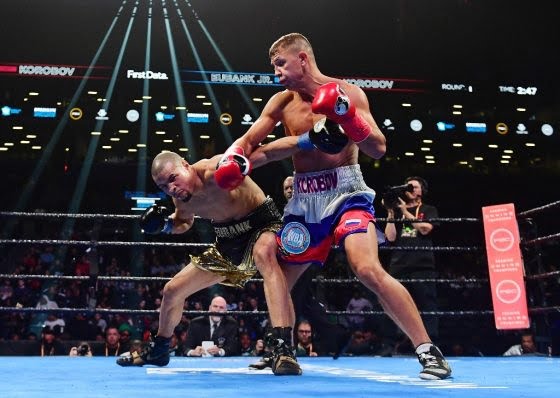 Petinju asal Rusia Matt Korobov (kanan) bertarung melawan Chris Eubank Jr pada perebutan sabuk juara dunia interim kelas menengah di Barclays Center, Brooklyn, New York City, 7 Desember 2019.
